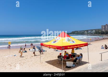 Manly Beach Sydney Surfrescue Rettungsschwimmer Freiwillige unter Schattenzelt an einem Sommertag, Sydney, Australien Stockfoto