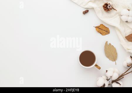 Herbstzusammensetzung, Kaffeetasse. Getrocknete Blätter. Und Tannenzapfen auf weißem Hintergrund. Flach liegend, Draufsicht mit Kopierplatz Stockfoto