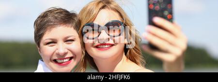 Gut aussehende Damen zusammen Stockfoto