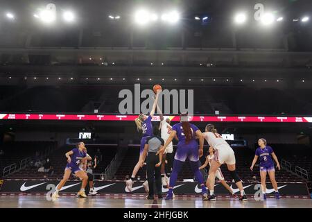 Ein allgemeiner Blick auf den Eröffnungstipoff zwischen dem Washington Huskies Center Nancy Mulkey (links) und den südkalifornischen Trojanern Jordyn Jenkins duri Stockfoto