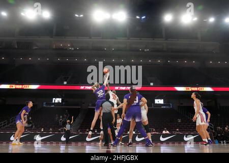 Ein allgemeiner Blick auf den Eröffnungstipoff zwischen dem Washington Huskies Center Nancy Mulkey (links) und den südkalifornischen Trojanern Jordyn Jenkins duri Stockfoto