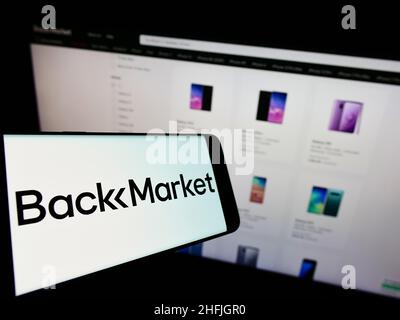 Mobiltelefon mit Logo des französischen E-Commerce-Unternehmens Back Market (Jung SAS) auf dem Bildschirm vor der Website. Konzentrieren Sie sich auf die Mitte des Telefondisplays. Stockfoto