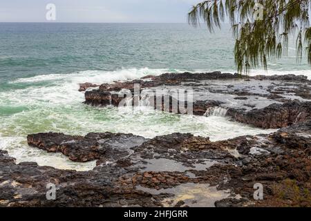 Spouing Horn Park auf Kauai Island, Hawaii. Wasser wird aus dem Spouting Horn, einem alten vulkanischen Lavarohr, gesprüht Stockfoto