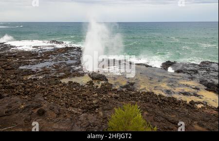 Spouing Horn Park auf Kauai Island, Hawaii. Wasser wird aus dem Spouting Horn, einem alten vulkanischen Lavarohr, gesprüht Stockfoto