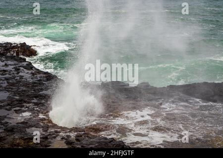 Spouing Horn Park auf Kauai Island, Hawaii. Wasser wird aus dem Spouting Horn, einem alten vulkanischen Lavarohr, gesprüht Stockfoto