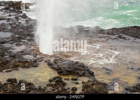 Spouing Horn Park auf Kauai Island, Hawaii. Wasser wird aus dem Spouting Horn, einem alten vulkanischen Lavarohr, gesprüht Stockfoto