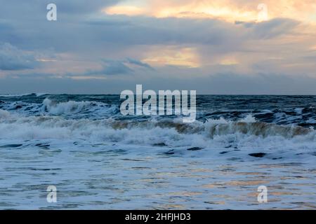 Kekaha Beach auf Kauai Island, Hawaii, kurz vor Sonnenuntergang Stockfoto