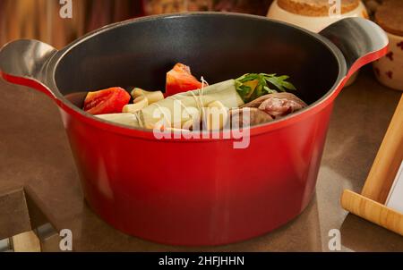 Fischachse. Geräucherter Fisch in einem Topf mit Gemüse. Französische Gourmetküche Stockfoto