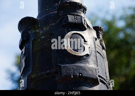 Gavle, Norrland Schweden - 14. Juli 2021: Schwarze Straßenlampe mit der freimaurerischen Symbolik an Stockfoto