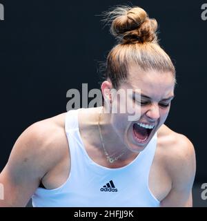 Melbourne, Australien. 17th Januar 2022. Die 5th-jährige MARIA SAKKARI (GRE) reagiert, nachdem sie am 1st 1. Tag der Australian Open 2022 in Melbourne, Australien, einen Punkt gegen TATJANA MARIA (GER) in der Rod Laver Arena gespielt hat. Sydney Low/Cal Sport Media/Alamy Live News Stockfoto