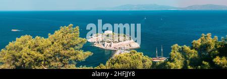 Kusadasi, Aydin Provinz, Türkei. Top Blick Auf Die Pigeon Island. Alte Festung aus dem 14.-15. Jahrhundert auf Guvercin Adasi in der Ägäis. Bird Island Stockfoto