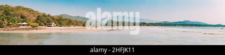 Canacona, Goa, Indien. Sonniger Himmel Über Dem Ruhigen Wasser Des Arabischen Meeres. Naturlandschaft Mit Sandy Palolem Beach Am Sonnigen Sommertag Mit Blauem Himmel Stockfoto