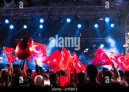 Schwenkende Türkische Flagge. Türkische Menschen feiern nationale Tage. Stockfoto