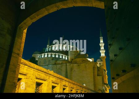 Suleymaniye Moschee. Nachtansicht der Suleymaniye Moschee in Istanbul. Ramadan oder kandil oder iftar oder Laylat al-qadr oder islamisches Hintergrundfoto. Stockfoto