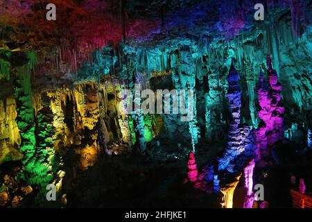 MEJANNES-le-Clap, Gard, Frankreich 07 30 2013, unglaubliche Farben der Märchenwelt der Grotte de salamandre und ihrer Stalagmiten der Kristallgiganten Stockfoto