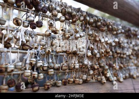 Fröhliche Glocken an den Gräbern von Hojo Ujimasa und Ujiteru, Stadt Odawara, Präfektur Kanagawa, Japan Stockfoto