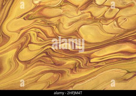 Abstrakte flüssige Kunst Hintergrund goldenen und braunen Farben. Flüssiger Marmor. Acrylmalerei auf Leinwand mit gelben Linien und Farbverlauf. Hintergrund für alkoholhaltige Tinte Stockfoto