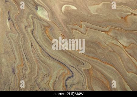 Abstrakte fließende Kunst Hintergrund hellbraun und beige Farben. Flüssiger Marmor. Acrylmalerei mit Sandlinien und Farbverlauf. Alkohol Tinte Hintergrund mit wa Stockfoto