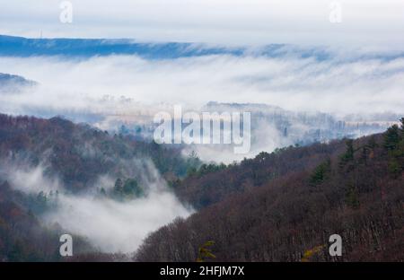 Valley Nebel - eine winterliche Landschaft in den Taconic Mountains, vom Gipfel auf den Bash Bish Falls in Richtung Copake Falls. Stockfoto