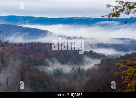 Valley Nebel - eine winterliche Landschaft in den Taconic Mountains, vom Gipfel auf den Bash Bish Falls in Richtung Copake Falls. Stockfoto