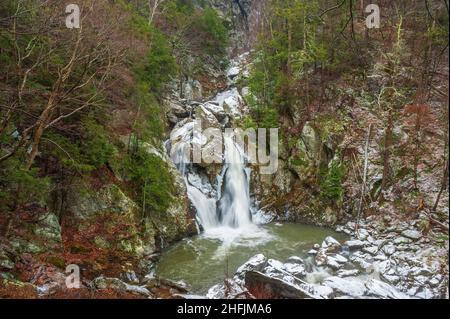 Bash Bish Falls im Winter. Er liegt im Bash Bish Falls State Park in den Taconic Mountains und ist der höchste Wasserfall in Massachusetts Stockfoto