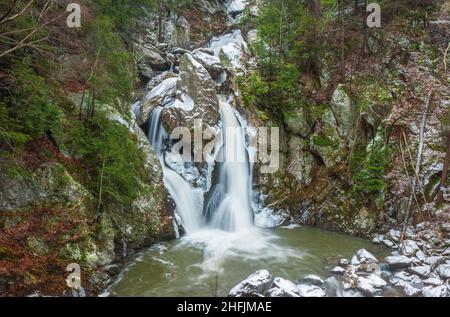 Bash Bish Falls im Winter. Er liegt im Bash Bish Falls State Park in den Taconic Mountains und ist der höchste Wasserfall in Massachusetts Stockfoto