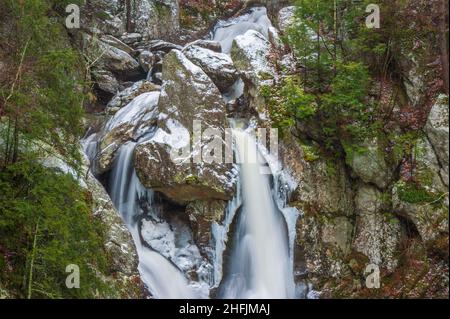 Bash Bish Falls im Winter. Er liegt im Bash Bish Falls State Park in den Taconic Mountains und ist der höchste Wasserfall in Massachusetts Stockfoto