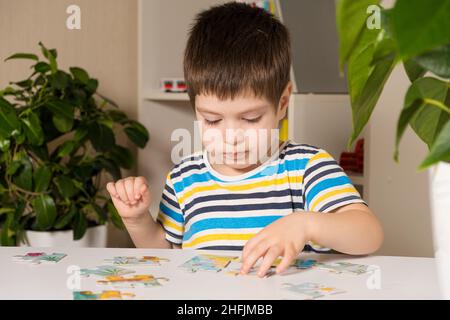 Ein Vorschulkinder spielt Puzzles, stellt ein Bild zusammen Stockfoto