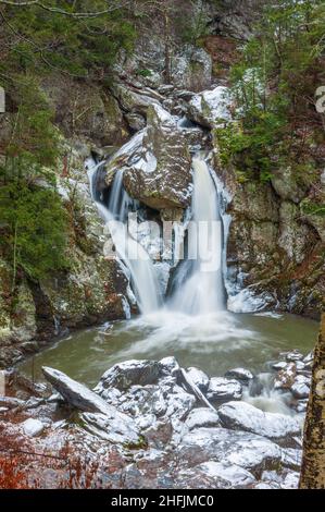 Bash Bish Falls im Winter. Er liegt im Bash Bish Falls State Park in den Taconic Mountains und ist der höchste Wasserfall in Massachusetts Stockfoto