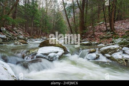 Turbulente Stromschnellen durch eine felsige Schlucht. Schnell fließender Bach unterhalb der Bash Bish Falls. Bash Bish Brook, Taconic State Park, Copake Falls, New York Stockfoto