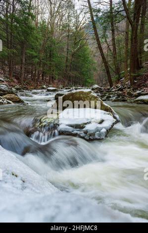 Turbulente Stromschnellen durch eine felsige Schlucht. Schnell fließender Bach unterhalb der Bash Bish Falls. Bash Bish Brook, Taconic State Park, Copake Falls, New York Stockfoto