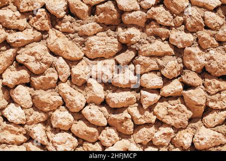 Raue Steinmauermauer als strukturierter Hintergrund mit leerem Platz für Ihre Einfügung. Stockfoto