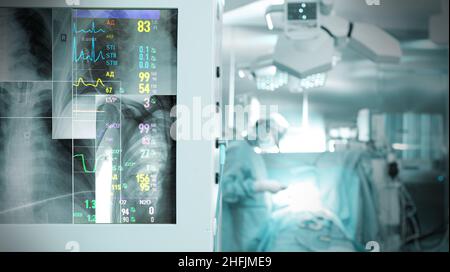 Röntgenüberwachung des Thorax während der Operation. Monitor mit Roentgenbild und Herzfrequenz auf dem Hintergrund des arbeitenden Chirurgen. Stockfoto