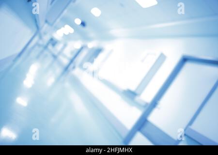 Verschwommenes Krankenhausfoyer ohne Menschen, unfokussierter Hintergrund. Stockfoto