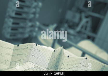 EKG-Aufzeichnung auf dem Krankenpflegetisch am Patientenbett. Stockfoto