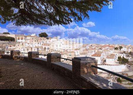 Monte Sant'Angelo ist eine Stadt an den Hängen des Gargano in Italien. Blick auf den Stadtteil Junno durch das Vorhandensein von vielen Reihenhäusern gekennzeichnet. Stockfoto