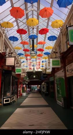 Die Inneneinrichtung der Makinson Arcade, die aufwendige viktorianische Arcade mit farbenfrohen, offenen Regenschirmen an der Decke. Wigan, Großbritannien, 06-06-2018 Stockfoto