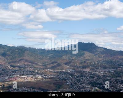 Tegucigalpa ist die Hauptstadt von Honduras. Es liegt in einem zentralen Tal, umgeben von Bergen, und ist für seine spanische Kolonialarchitektur bekannt. Stockfoto