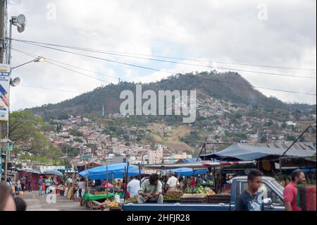 Tegucigalpa ist die Hauptstadt von Honduras. Es liegt in einem zentralen Tal, umgeben von Bergen, und ist für seine spanische Kolonialarchitektur bekannt. Stockfoto