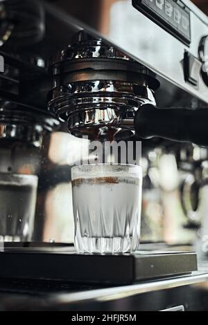 Nahaufnahme der Espressomaschine. Professionelles Brühen von Kaffee Stockfoto