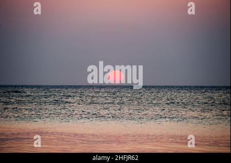 Roatán ist eine Insel in der Karibik, etwa 65 Kilometer vor der Nordküste von Honduras. Es liegt zwischen den Inseln Útila und Guanaja, Stockfoto