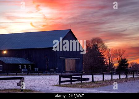 Horse Barn bei Sonnenuntergang Stockfoto