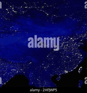 Die elektrischen Lichter des asiatischen Kontinents werden nachts angezeigt. Lichter der Stadt. Karte von China. Blick aus dem Weltraum. Gemischte Medien Stockfoto