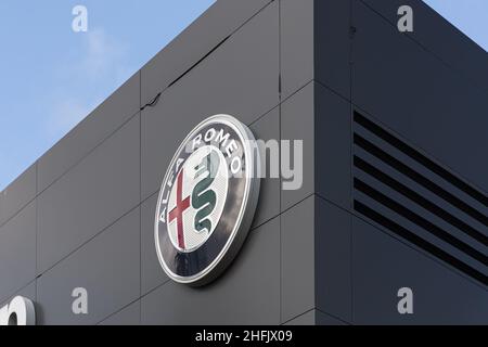 VALENCIA, SPANIEN - 13. JANUAR 2022: Alfa Romeo ist ein italienischer Premium-Automobilhersteller und eine Tochtergesellschaft von Stellantis Stockfoto