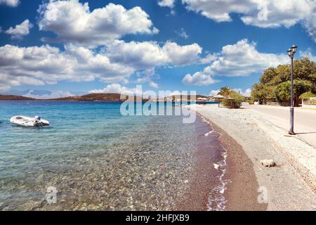 Der Strand von Spilia gegenüber der Insel Trizonia, Griechenland Stockfoto