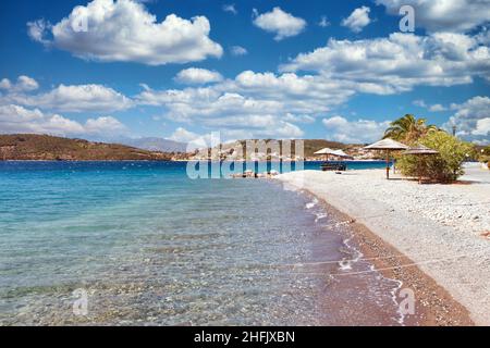 Der Strand von Spilia gegenüber der Insel Trizonia, Griechenland Stockfoto