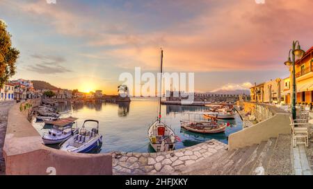 Der Sonnenaufgang am historischen Hafen von Nafpaktos, Griechenland Stockfoto