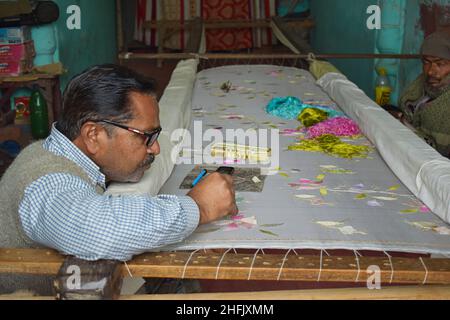 29. Dezember 2021, Husainabad, Tahseen Ganj, Lucknow, Uttar Pradesh . Zardozi Künstler arbeitet mit Zardozi Hand Stickerei Handkunst Stockfoto