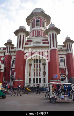 26. Dezember 2021, Lucknow, Uttar Pradesh, Indien. Charbagh Railway Station in Lucknow, der Stadt Nawabs, wurde das heutige Bahnhofsgebäude errichtet Stockfoto