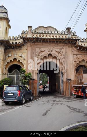 Lakhi Darwaza, Ostwand des westlichen Tores, Qaiser Bagh Palastkomplex, der 1848-1850 von Nawab Wajid Ali Shah von Awadh, Lucknow, Stockfoto